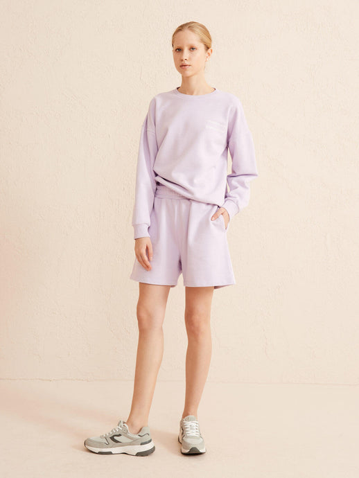 WOMAN IN LILAC RELAX FIT SHORTS