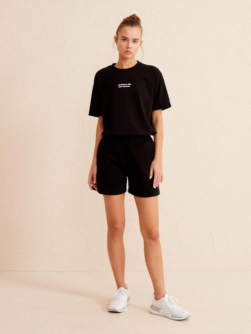WOMAN IN BLACK RELAX FIT SHORTS